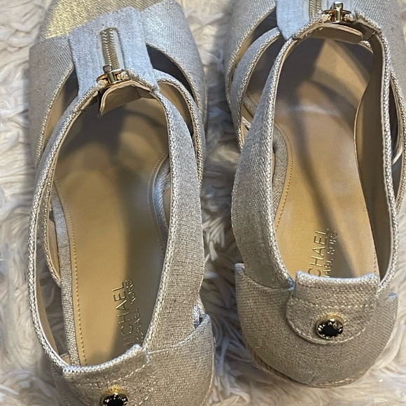Michael Kors Metallic Linen
Damita Wedge - Picture 4 of 11